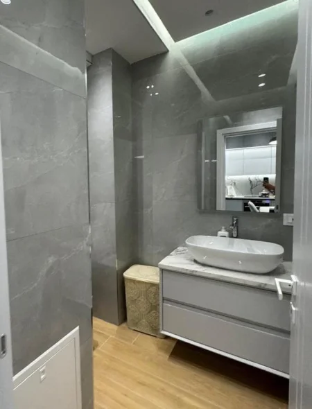 Tirane, shes apartament 1+1+Ballkon Kati 10, 76 m² 170.000 € (kompleksi golden park)