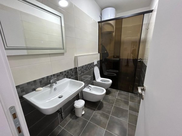 Tirane, jepet me qera apartament 2+1+Ballkon , 110 m² 800 € 