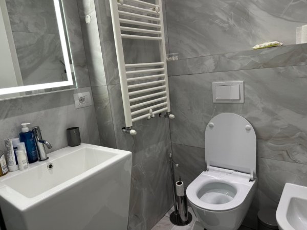 Tirane, jepet me qera apartament 2+1+Ballkon Kati 6, 100 m² 1.500 € (Tirana Garden Building)