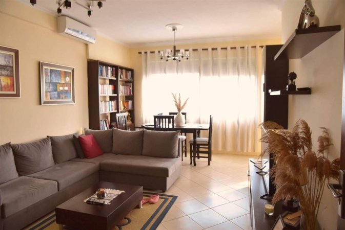 Tirane, jepet me qera apartament 1+1+Ballkon Kati 5, 72 m² 370 € (fresku)