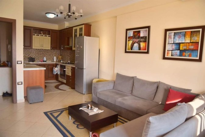 Tirane, jepet me qera apartament 1+1+Ballkon Kati 5, 72 m² 370 € (fresku)