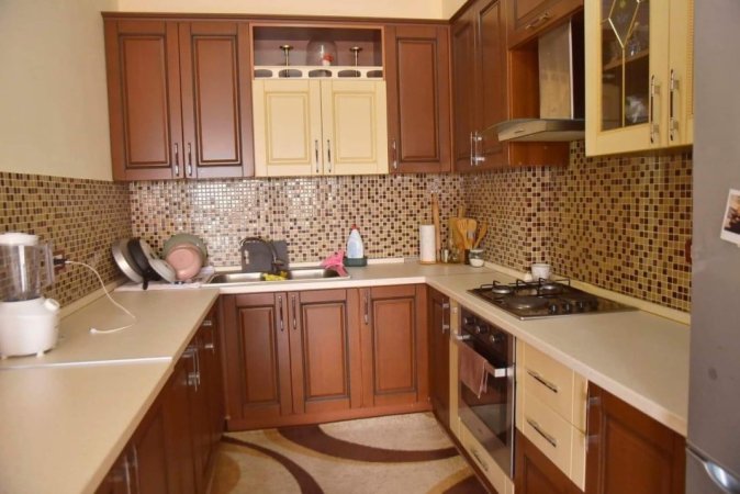 Tirane, jepet me qera apartament 1+1+Ballkon Kati 5, 72 m² 370 € (fresku)