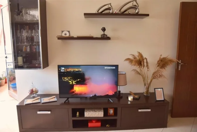 Tirane, jepet me qera apartament 1+1+Ballkon Kati 5, 72 m² 370 € (fresku)