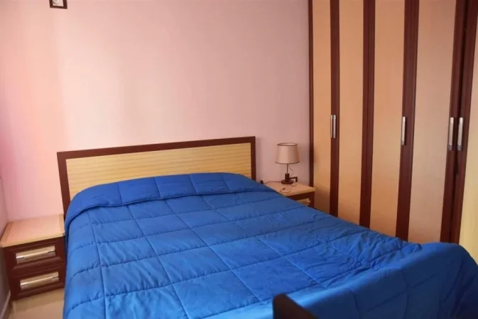 Tirane, jepet me qera apartament 1+1+Ballkon Kati 5, 72 m² 370 € (fresku)