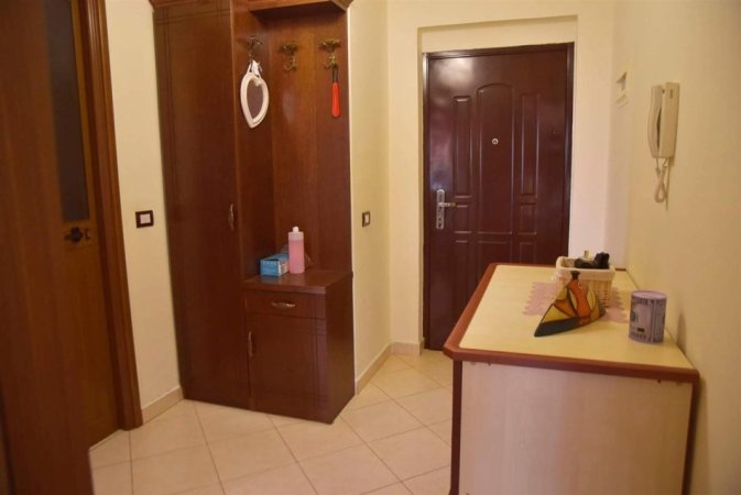 Tirane, jepet me qera apartament 1+1+Ballkon Kati 5, 72 m² 370 € (fresku)