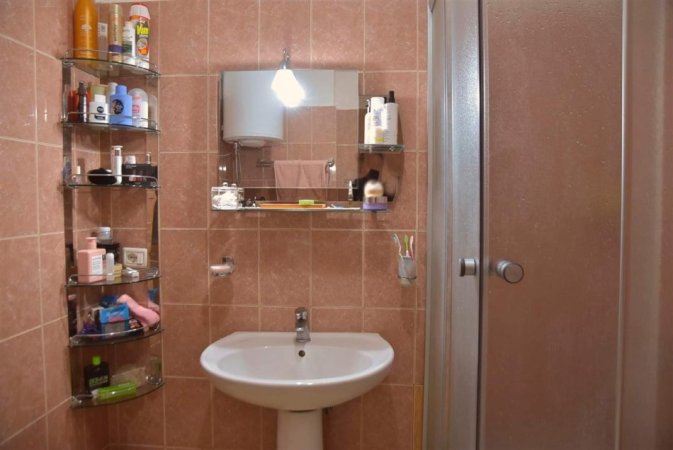 Tirane, jepet me qera apartament 1+1+Ballkon Kati 5, 72 m² 370 € (fresku)