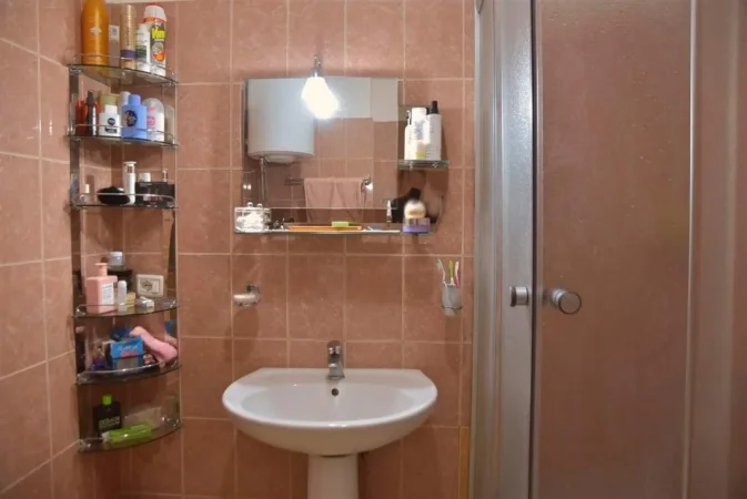 Tirane, jepet me qera apartament 1+1+Ballkon Kati 5, 72 m² 370 € (fresku)