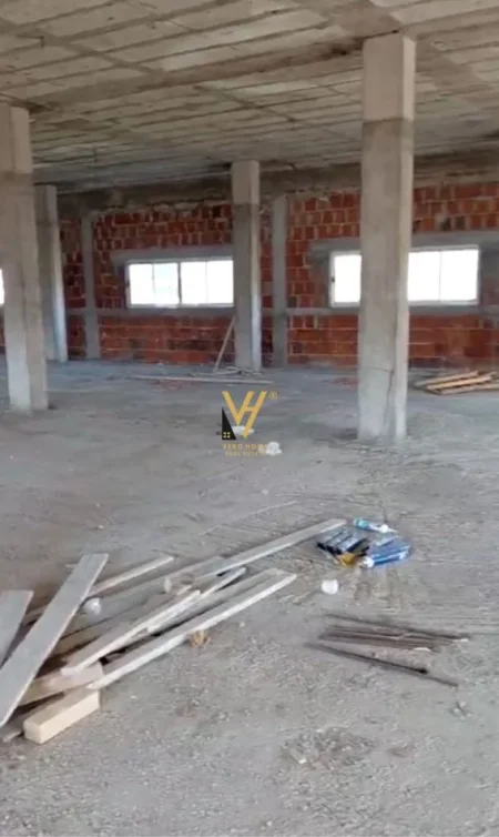 Tirane, jepet me qera magazine Kati 0, 880 m² 2.200 € (VORE)