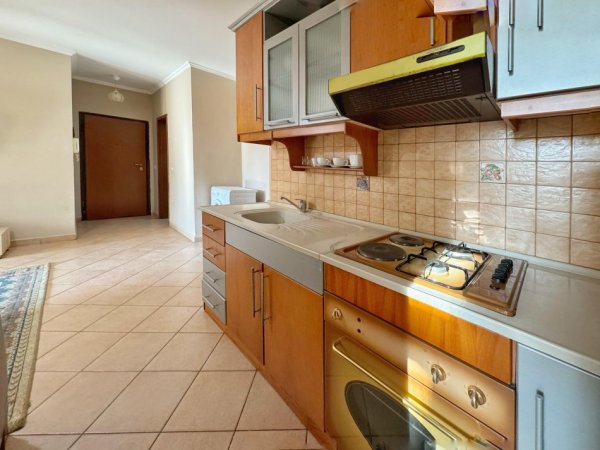 Tirane, jepet me qera apartament 1+1+Ballkon Kati 3, 55 m² 600 € (sheshi willson)
