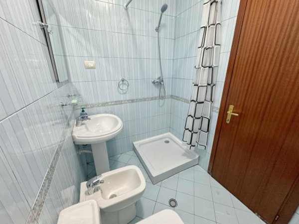 Tirane, jepet me qera apartament 1+1+Ballkon Kati 3, 55 m² 600 € (sheshi willson)