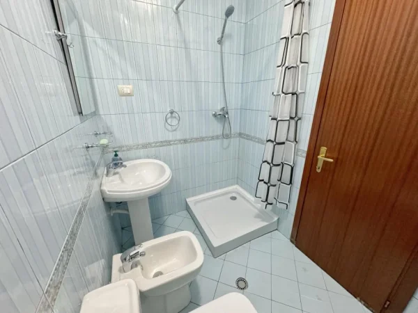 Tirane, jepet me qera apartament 1+1+Ballkon Kati 3, 55 m² 600 € (sheshi willson)