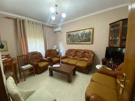 Tirane, jepet me qera apartament 1+1+Ballkon Kati 4, 50 m² 550 € (Myslym Shyri)