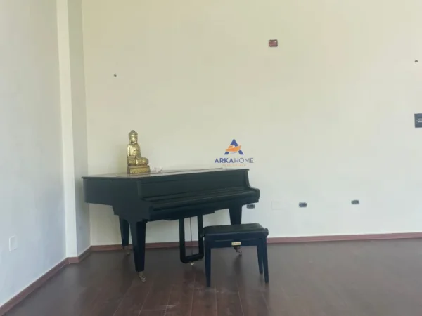 Tirane, shitet ambjent biznesi Kati 0, 75 m² 225.000 € (UNIVERSITETI METROPOLITAN, QYTETI STUDENTI)