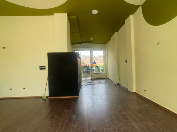 Tirane, shitet ambjent biznesi Kati 0, 75 m² 225.000 € (UNIVERSITETI METROPOLITAN, QYTETI STUDENTI)