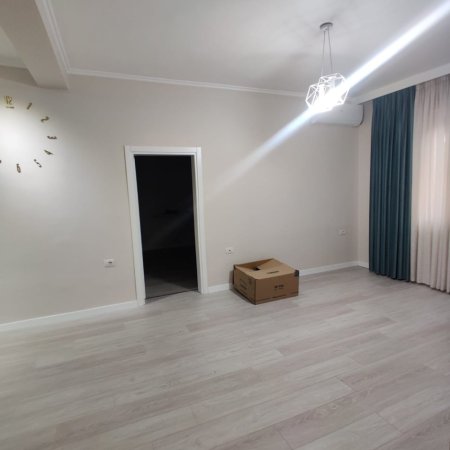 Tirane, jepet me qera zyre Kati 1, 112 m² 800 € (21 dhjetori)