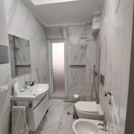 Tirane, jepet me qera zyre Kati 1, 112 m² 800 € (21 dhjetori)