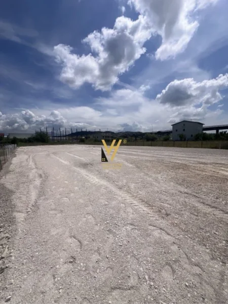 Tirane, jepet me qera toke , 2.500 m² (VORE)