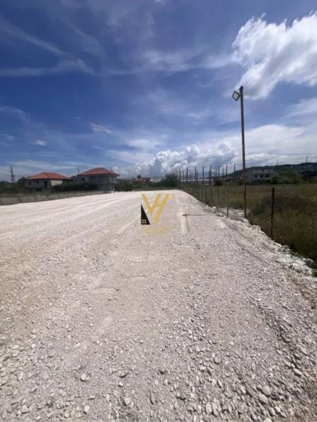 Tirane, jepet me qera toke , 2.500 m² (VORE)