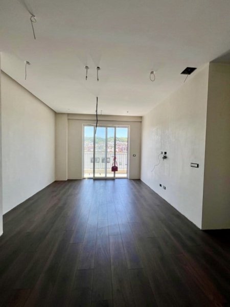 Tirane, jap me qera zyre Kati 9, 95 m² 1.000 € (komuna e parisit)