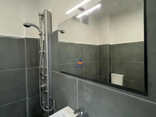 Tirane, jepet me qera ambjent biznesi Kati 0, 230 m² 800 € (NE PASKUQAN)