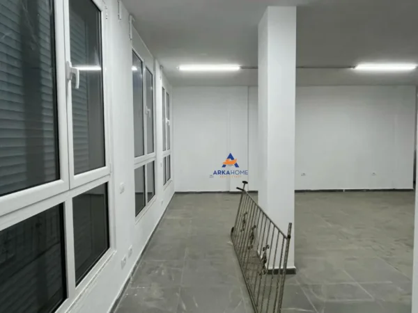 Tirane, jepet me qera ambjent biznesi Kati 0, 230 m² 800 € (NE PASKUQAN)