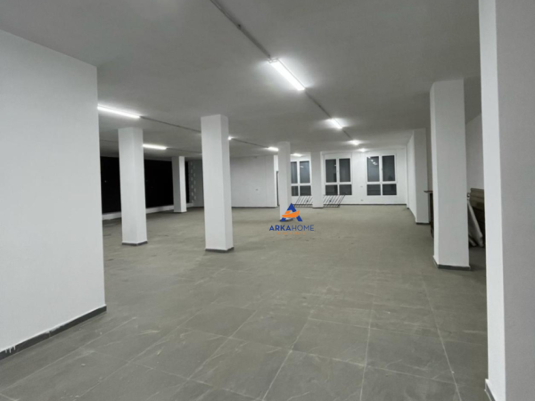 Tirane, jepet me qera ambjent biznesi Kati 0, 230 m² 800 € (NE PASKUQAN)