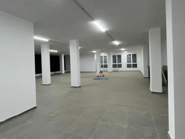 Tirane, jepet me qera ambjent biznesi Kati 0, 230 m² 800 € (NE PASKUQAN)