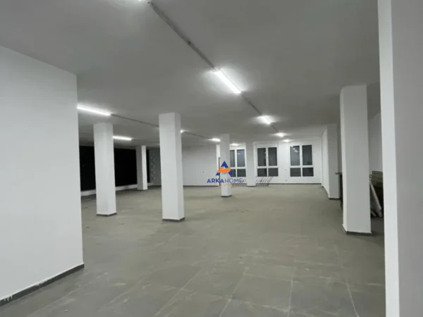 Tirane, jepet me qera ambjent biznesi Kati 0, 230 m² 800 € (NE PASKUQAN)