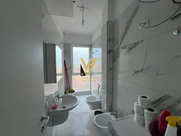 Tirane, jepet me qera apartament 1+1+Ballkon Kati 6, 65 m² 600 € (LAPRAKE)