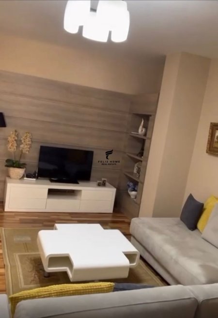 Tirane, jepet me qera apartament 1+1 Kati 5, 75 m² 750 € (RRUGA E KAVAJES)