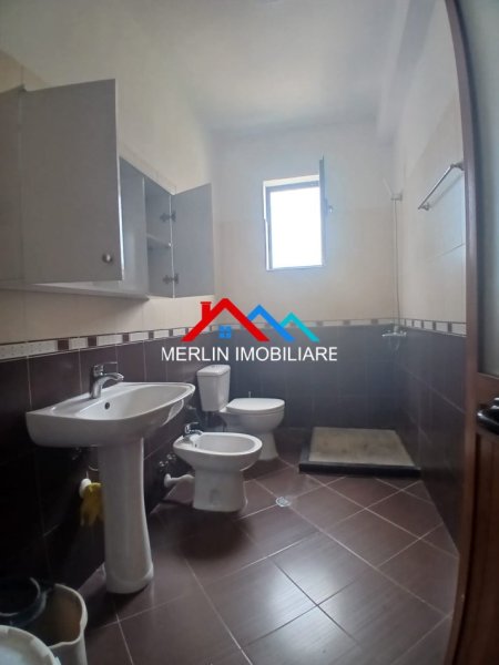 Tirane, jepet me qera apartament 2+1+Ballkon Kati 2, 400 € (RRUGA E DIBRES)