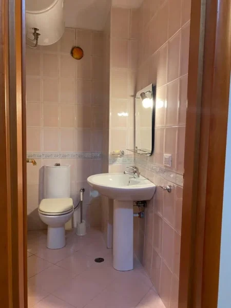 Tirane, jepet me qera apartament 1+1+Ballkon Kati 5, 80 m² 800 € (rruga e elbasanit)