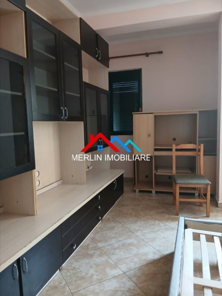Tirane, jepet me qera apartament 2+1+Ballkon Kati 2, 75 m² 450 € (RRUGA E DIBRES)
