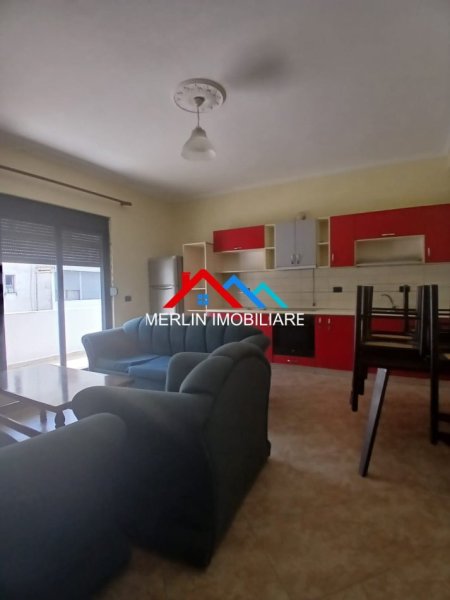 Tirane, jepet me qera apartament 2+1+Ballkon Kati 2, 75 m² 450 € (RRUGA E DIBRES)