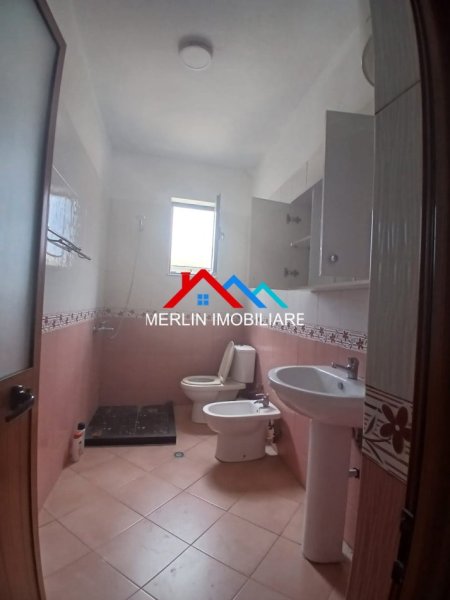 Tirane, jepet me qera apartament 2+1+Ballkon Kati 2, 75 m² 450 € (RRUGA E DIBRES)