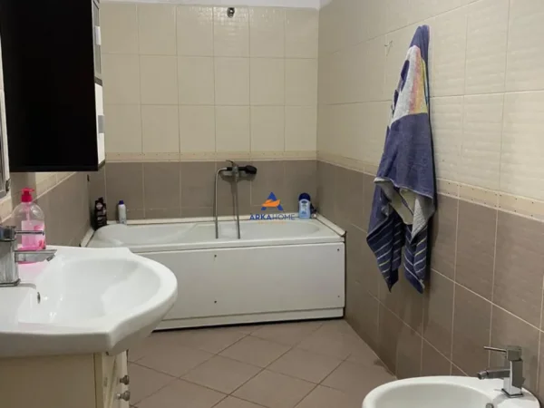 Tirane, shitet apartament 2+1+Ballkon Kati 4, 155 m² 193.000 € (UNAZA E RE)