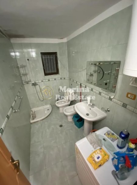 Tirane, jepet me qera apartament 3+1 Kati 5, 115 m² 500 € (Ali Demi)