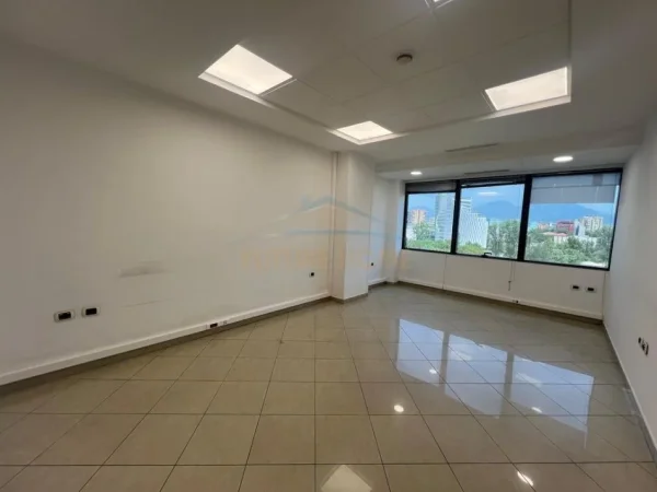 Shqiperi, jepet me qera ambjent biznesi Kati 6, 110 m² 2.000 € (Bulevardi Deshmoret e Kombit)