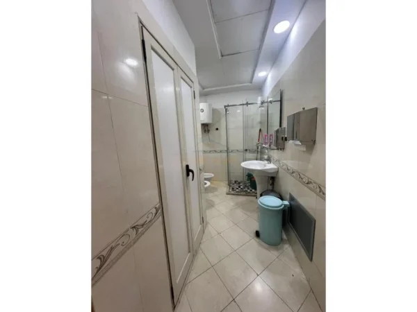 Shqiperi, jepet me qera ambjent biznesi Kati 6, 110 m² 2.000 € (Bulevardi Deshmoret e Kombit)