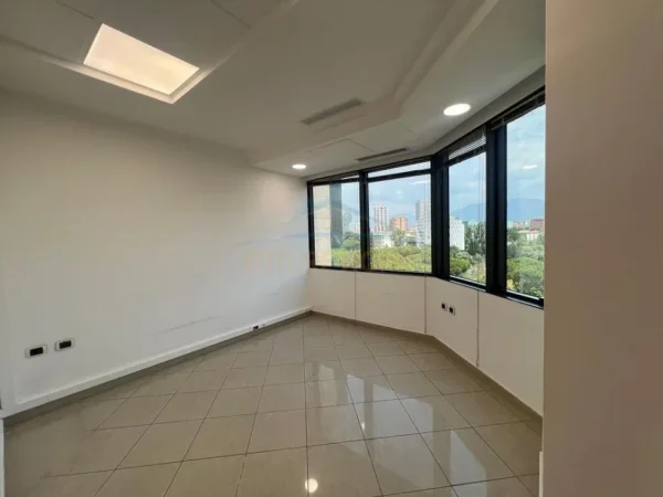 Shqiperi, jepet me qera ambjent biznesi Kati 6, 110 m² 2.000 € (Bulevardi Deshmoret e Kombit)