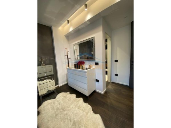 Tirane, jepet me qera apartament 2+1+Ballkon Kati 4, 119 m² 2.000 € (Myslym Shyr)