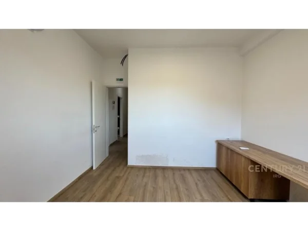 Tirane, jap me qera ambjent biznesi , 167 m² 2.200 € (Rruga e Kavajes)