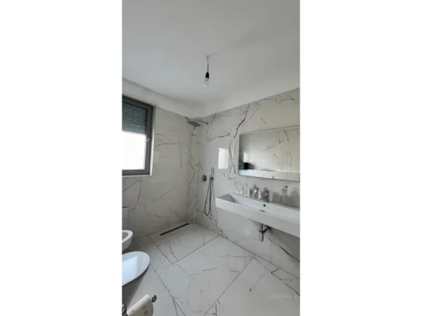 Tirane, jap me qera ambjent biznesi , 167 m² 2.200 € (Rruga e Kavajes)