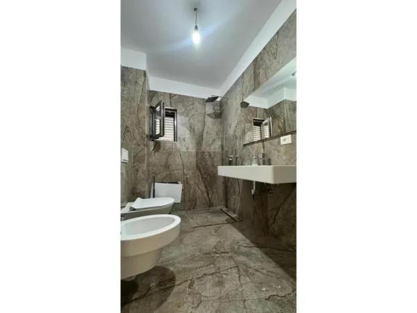 Tirane, jap me qera ambjent biznesi , 167 m² 2.200 € (Rruga e Kavajes)