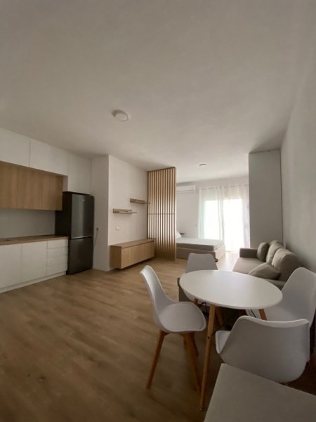 Vlore, jepet me qera garsonier Kati 6, 45 m² 370 € (Rruga e Cipajve, ish kombinati peshkut)