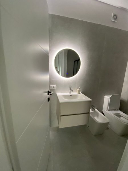 Vlore, jepet me qera garsonier Kati 6, 45 m² 370 € (Rruga e Cipajve, ish kombinati peshkut)