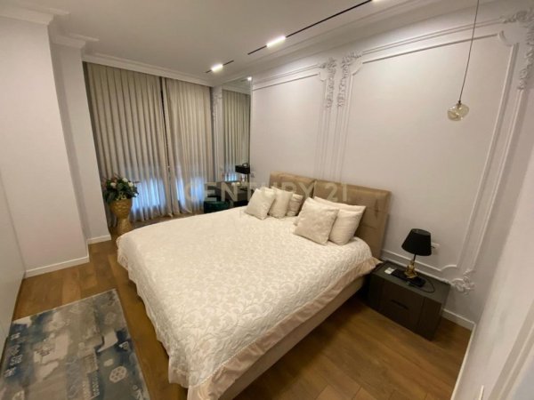 Tirane, jepet me qera apartament 2+1+Ballkon Kati 3, 140 m² 1.500 € (Rruga e Barrikadave)