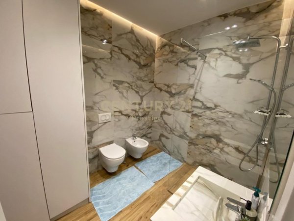 Tirane, jepet me qera apartament 2+1+Ballkon Kati 3, 140 m² 1.500 € (Rruga e Barrikadave)
