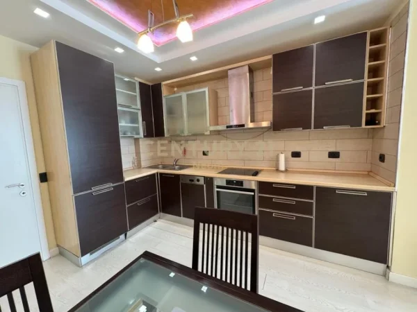 Tirane, jap me qera apartament 2+1+PARKIM , 99 m² 1.200 € (KOMUNA E PARISIT)
