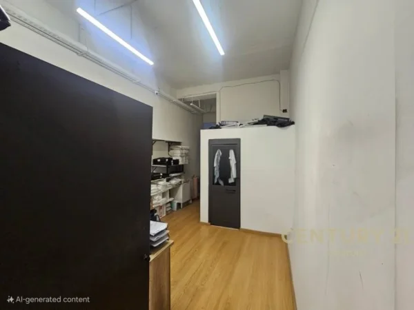 Tirane, jap me qera ambjent biznesi , 131 m² 2.500 € (KOMUNA E PARISIT)
